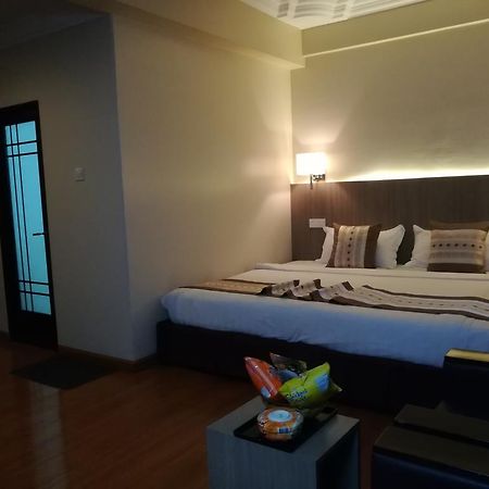 Golden Hill Hotel - Lashio Bagian luar foto
