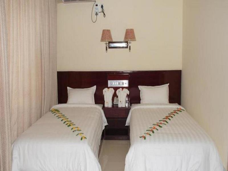 Golden Hill Hotel - Lashio Bagian luar foto