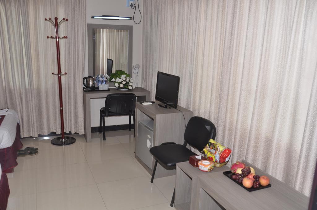 Golden Hill Hotel - Lashio Bagian luar foto