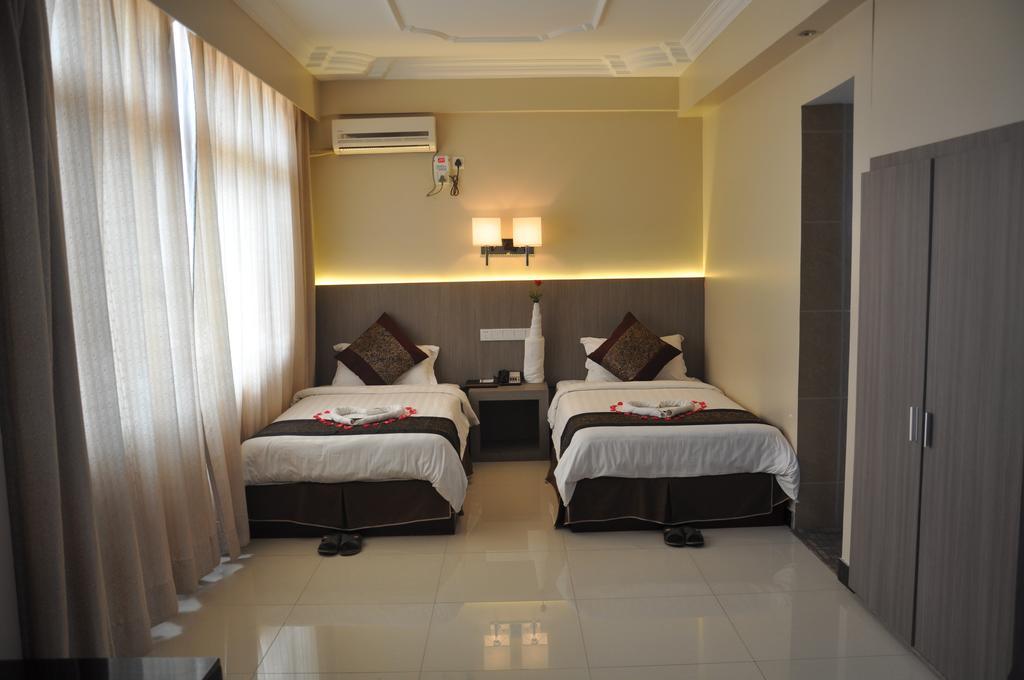 Golden Hill Hotel - Lashio Bagian luar foto