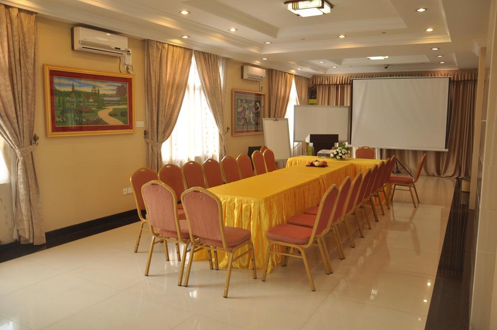 Golden Hill Hotel - Lashio Bagian luar foto