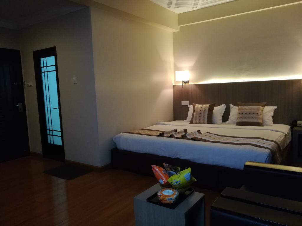 Golden Hill Hotel - Lashio Bagian luar foto