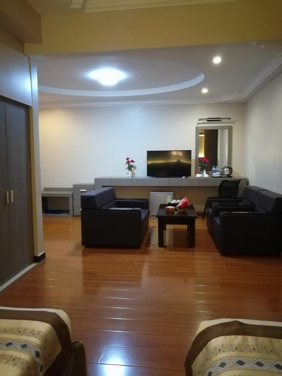 Golden Hill Hotel - Lashio Bagian luar foto