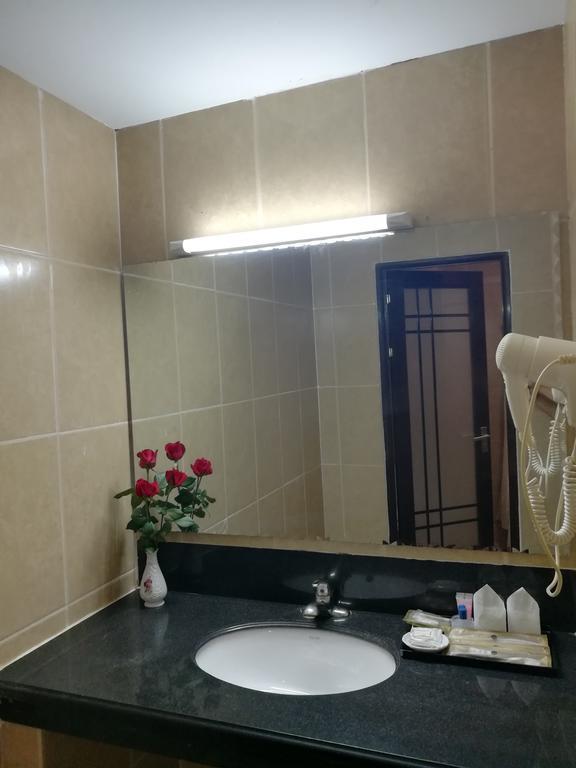 Golden Hill Hotel - Lashio Bagian luar foto