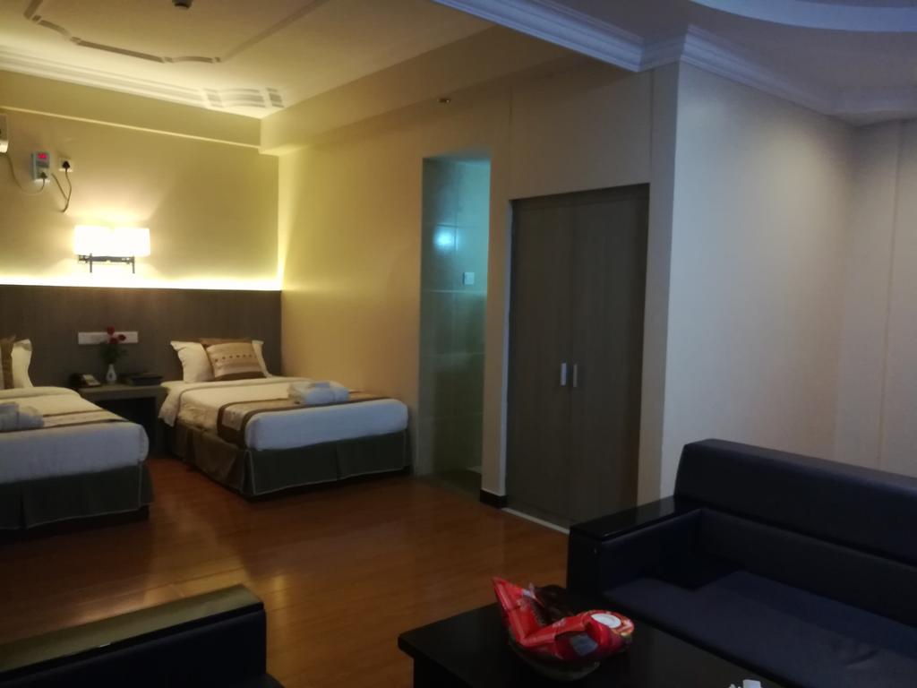 Golden Hill Hotel - Lashio Bagian luar foto
