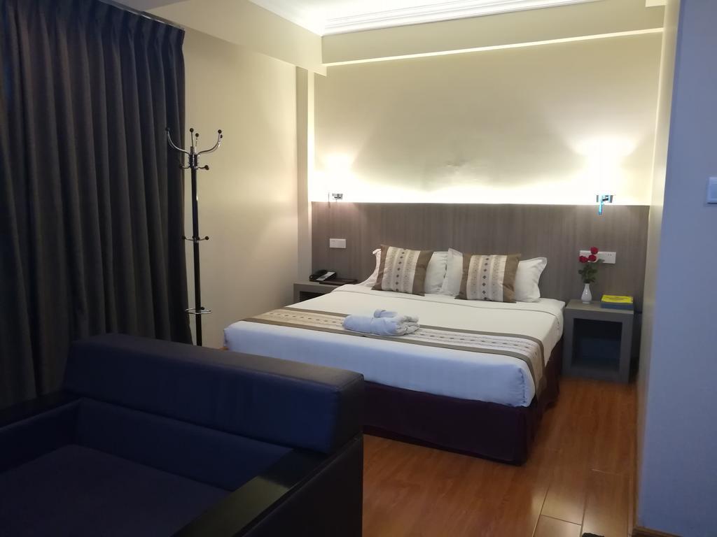 Golden Hill Hotel - Lashio Bagian luar foto