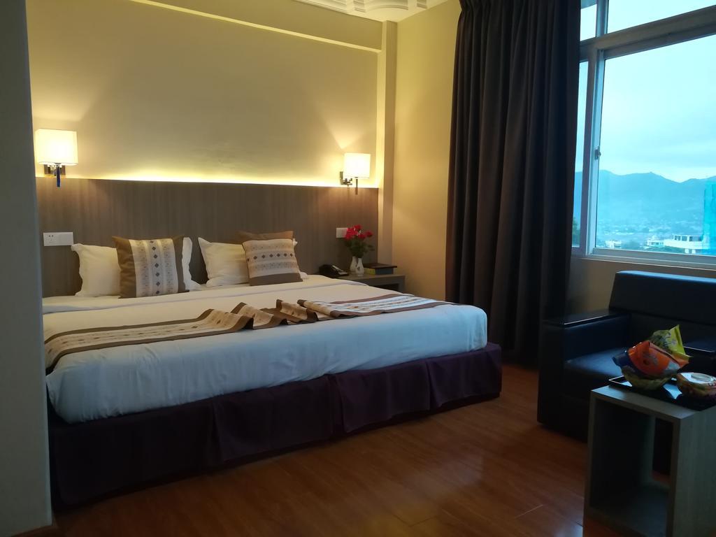 Golden Hill Hotel - Lashio Bagian luar foto