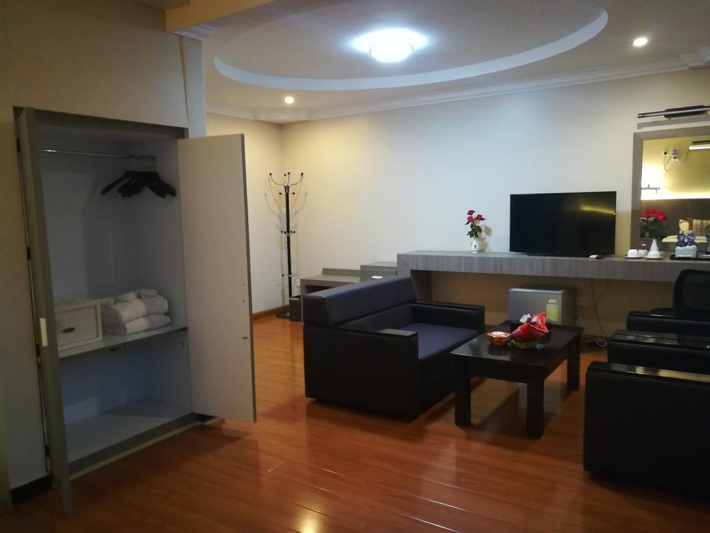 Golden Hill Hotel - Lashio Bagian luar foto