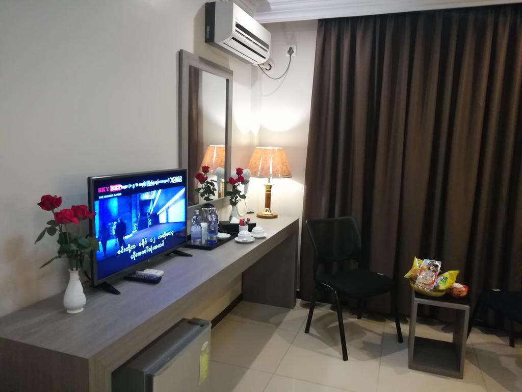 Golden Hill Hotel - Lashio Bagian luar foto